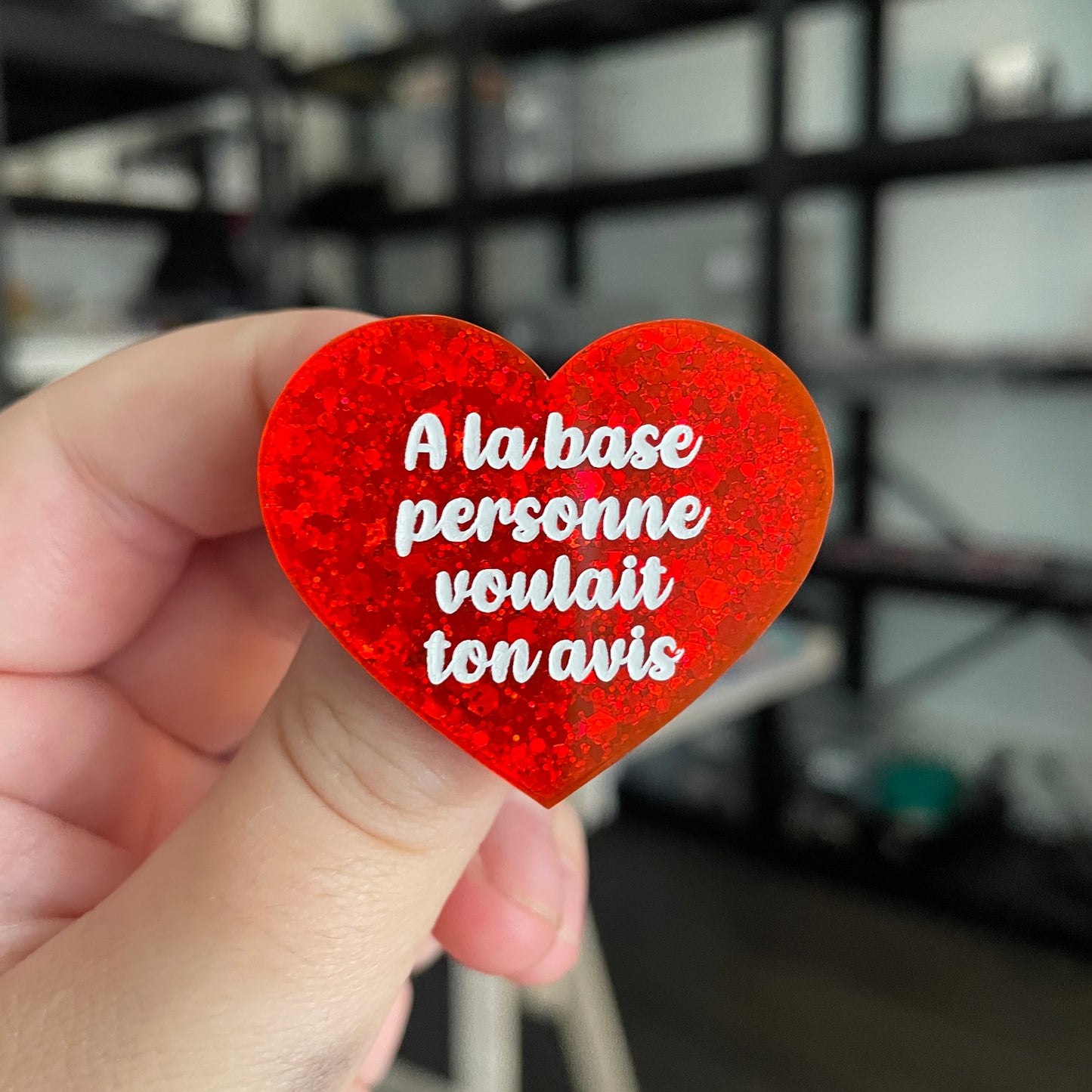 Broche "A la base personne voulait ton avis" en acrylique à paillettes oranges