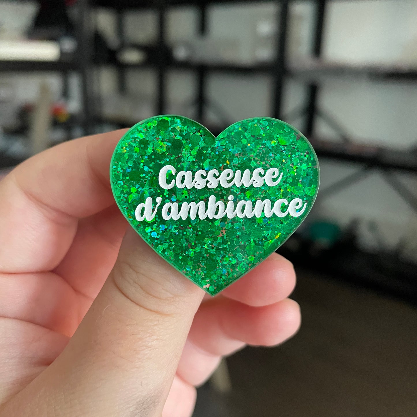 Broche "Casseuse d'ambiance" en acrylique semi transparente à paillettes vertes