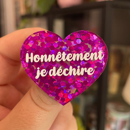 Broche "Honnêtement je déchire" en acrylique semi-transparente avec des confettis fuchsia