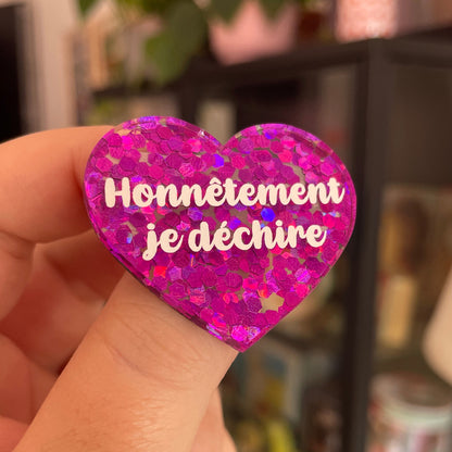 Broche "Honnêtement je déchire" en acrylique semi-transparente avec des confettis fuchsia