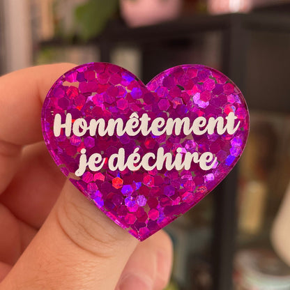 Broche "Honnêtement je déchire" en acrylique semi-transparente avec des confettis fuchsia