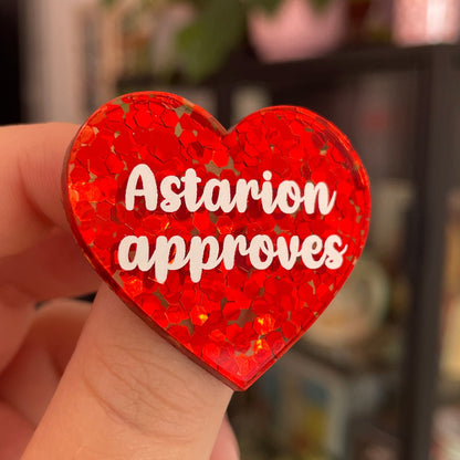 Broche "Astarion approves" en acrylique semi-transparente avec des confettis rouges