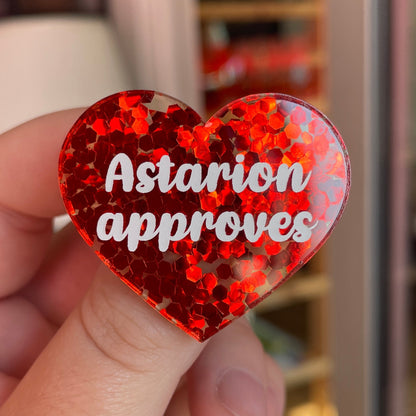 Broche "Astarion approves" en acrylique semi-transparente avec des confettis rouges
