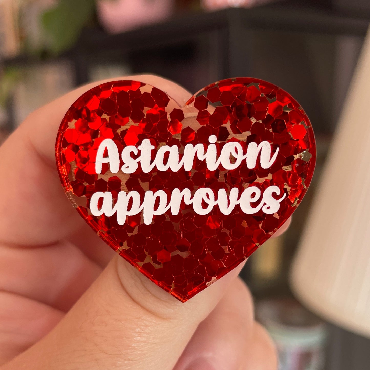 Broche "Astarion approves" en acrylique semi-transparente avec des confettis rouges