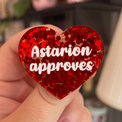 Broche "Astarion approves" en acrylique semi-transparente avec des confettis rouges