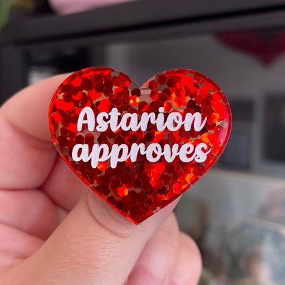 Broche "Astarion approves" en acrylique semi-transparente avec des confettis rouges