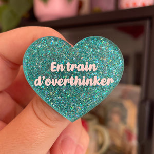 Broche "En train d'overthinker" en acrylique pailletée turquoise