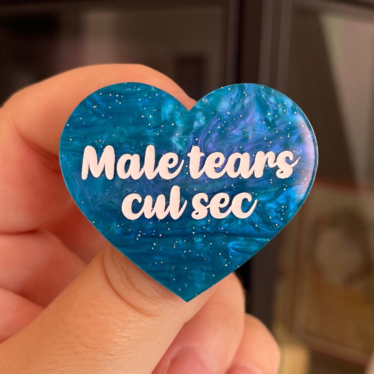 Broche "Male tears cul sec" en acrylique marbrée bleue à paillettes