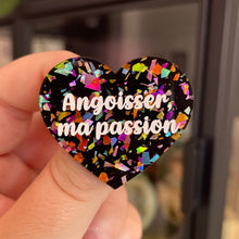 Charger l&#39;image dans la galerie, Broche &quot;Angoisser, ma passion&quot; en acrylique noire avec des éclats de confettis multicolores