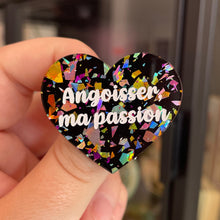 Charger l&#39;image dans la galerie, Broche &quot;Angoisser, ma passion&quot; en acrylique noire avec des éclats de confettis multicolores