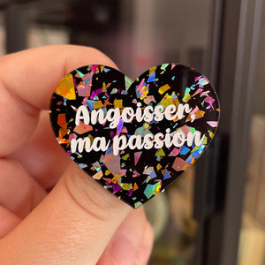 Broche "Angoisser, ma passion" en acrylique noire avec des éclats de confettis multicolores