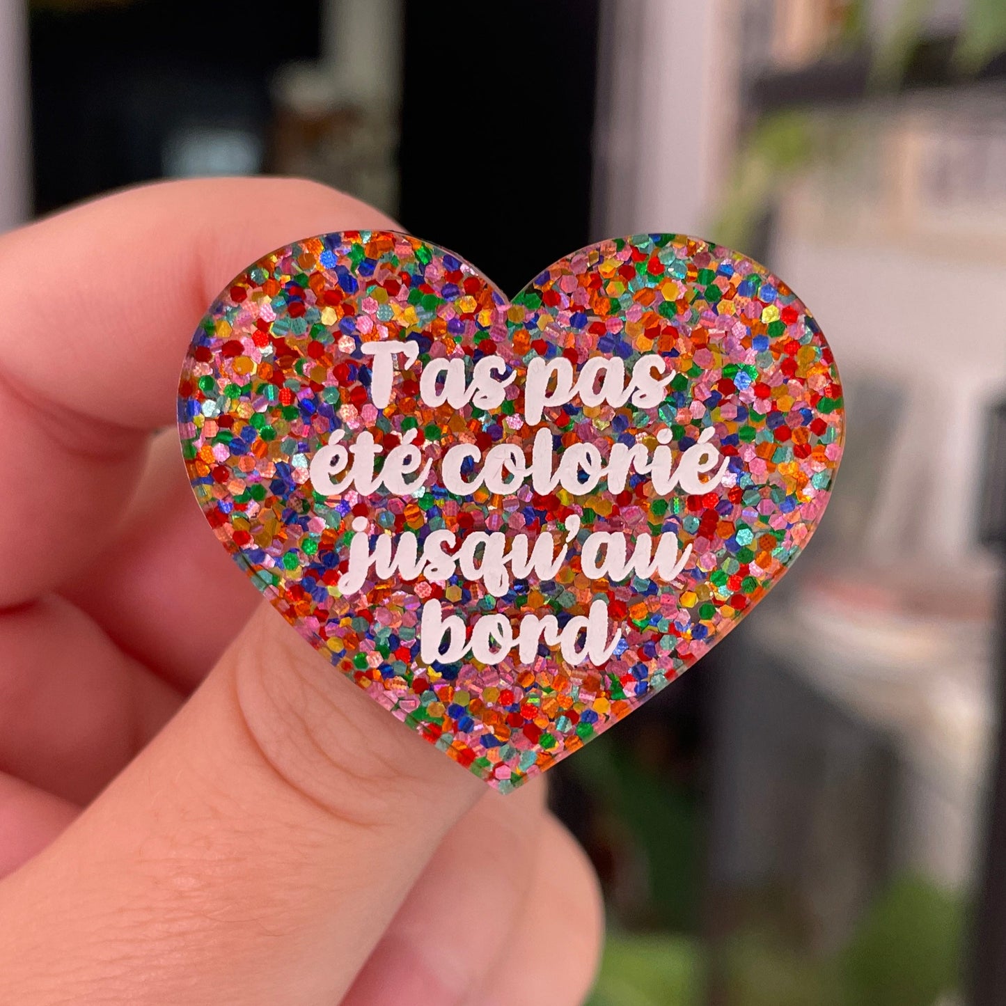 Broche "T'as pas été colorié jusqu'au bord" en acrylique avec des confettis multicolores