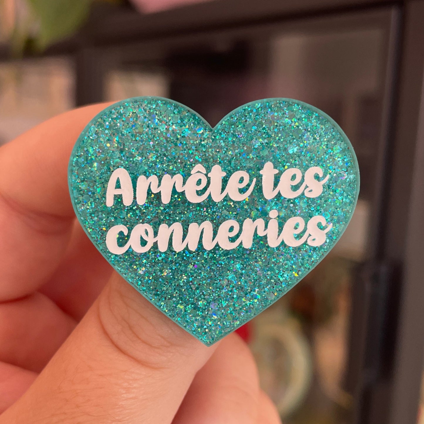 Broche "Arrête tes conneries" en acrylique pailletée turquoise