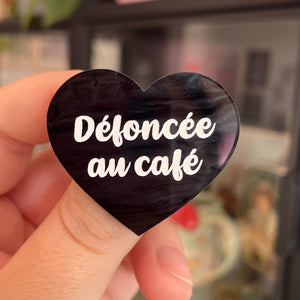 Broche "Défoncée au café" en acrylique marbrée noire