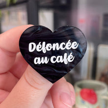 Charger l&#39;image dans la galerie, Broche &quot;Défoncée au café&quot; en acrylique marbrée noire