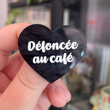 Charger l&#39;image dans la galerie, Broche &quot;Défoncée au café&quot; en acrylique marbrée noire