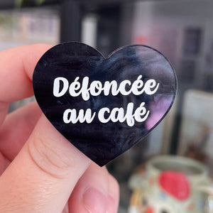 Broche "Défoncée au café" en acrylique marbrée noire