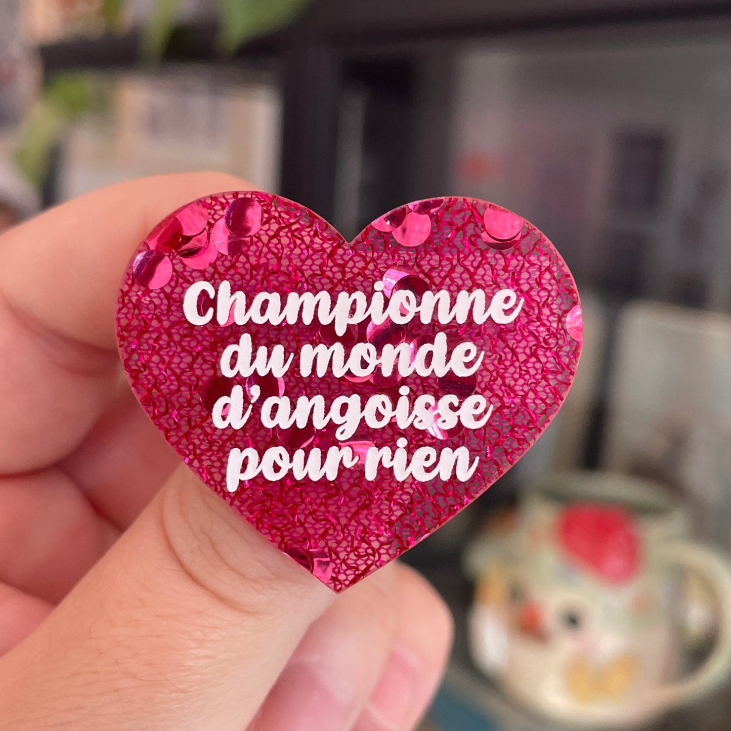 Broche "Championne du monde d'angoisse pour rien" en acrylique japonaise avec du tissu rose et des confettis roses