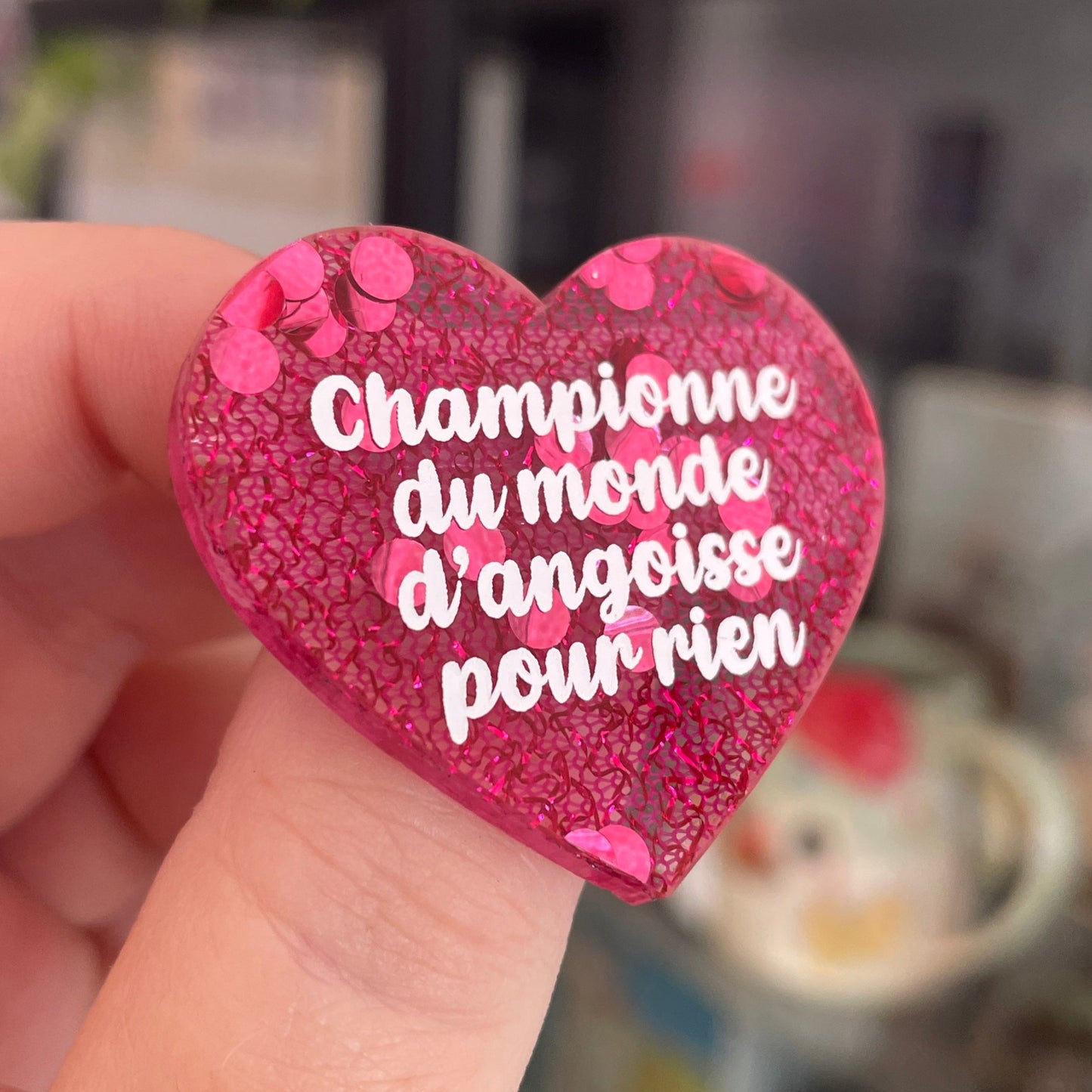 Broche "Championne du monde d'angoisse pour rien" en acrylique japonaise avec du tissu rose et des confettis roses