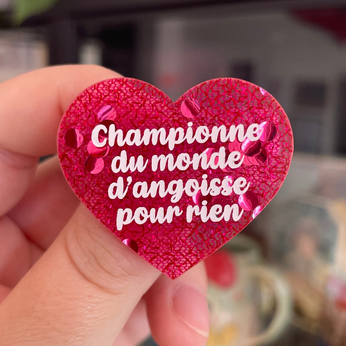Broche "Championne du monde d'angoisse pour rien" en acrylique japonaise avec du tissu rose et des confettis roses