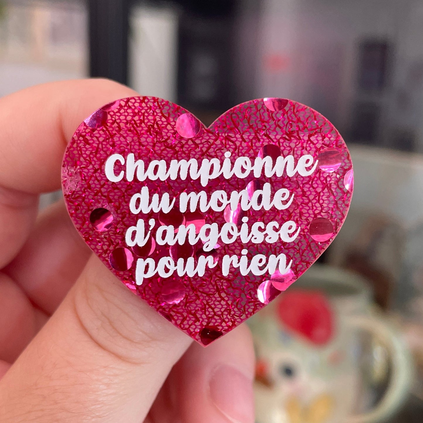 Broche "Championne du monde d'angoisse pour rien" en acrylique japonaise avec du tissu rose et des confettis roses