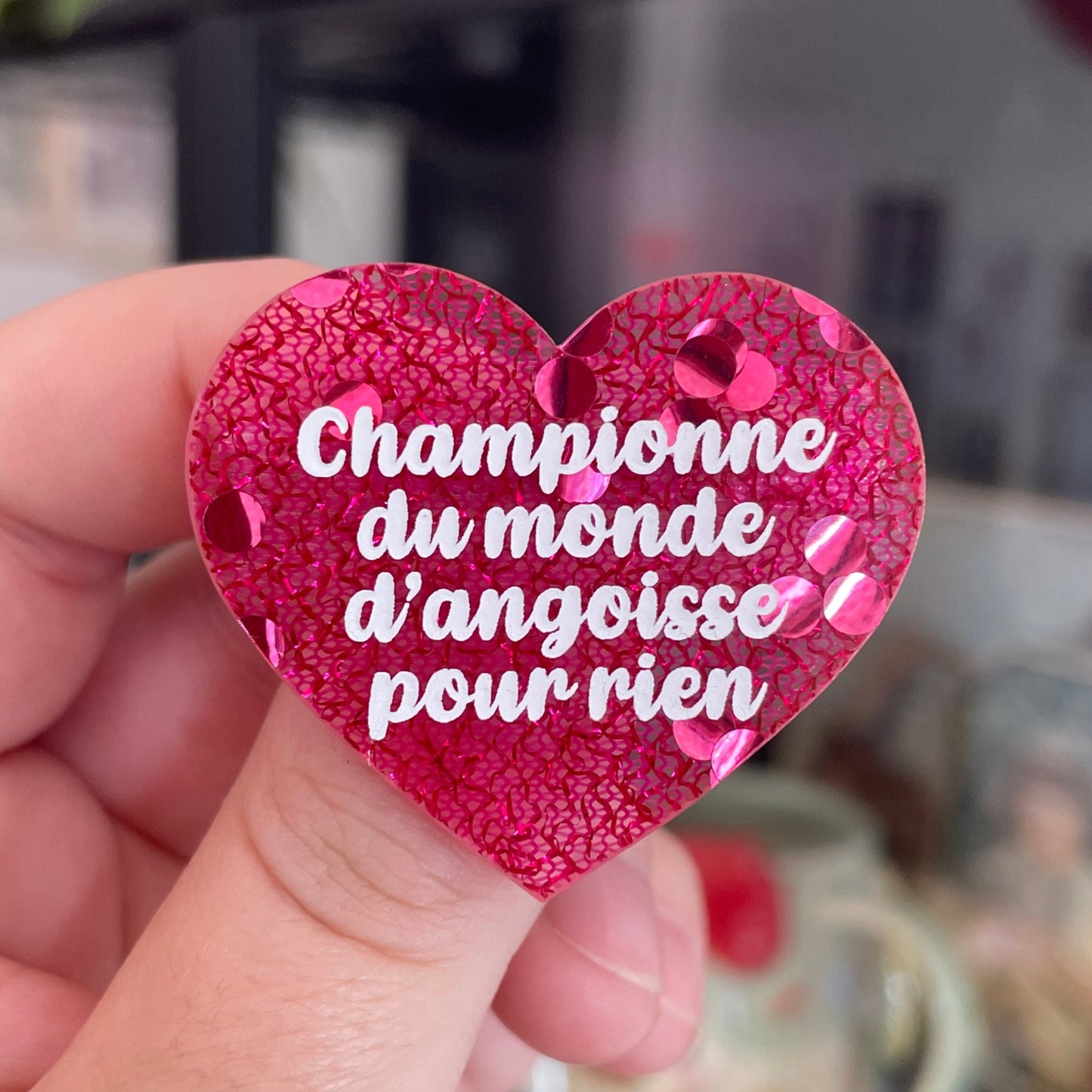 Broche "Championne du monde d'angoisse pour rien" en acrylique japonaise avec du tissu rose et des confettis roses