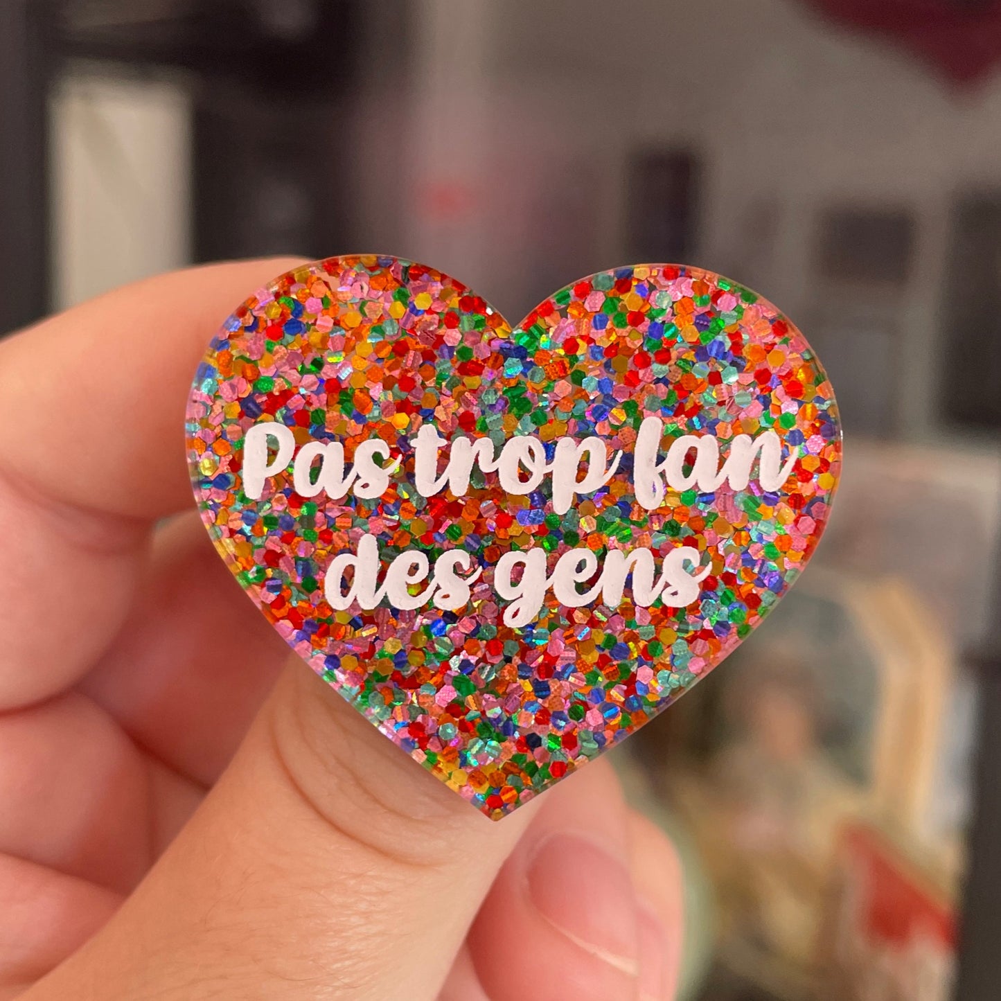 Broche "Pas trop fan des gens" en acrylique avec des pois multicolores