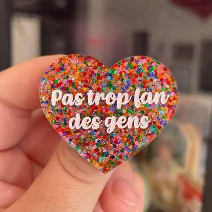 Broche "Pas trop fan des gens" en acrylique avec des pois multicolores