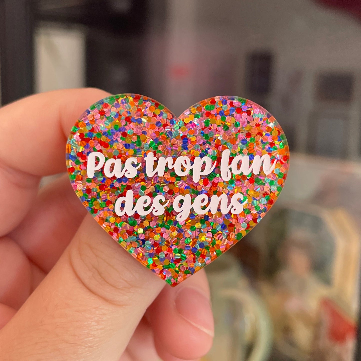 Broche "Pas trop fan des gens" en acrylique avec des pois multicolores