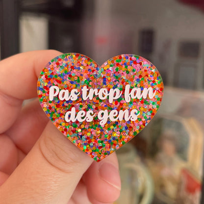 Broche "Pas trop fan des gens" en acrylique avec des pois multicolores