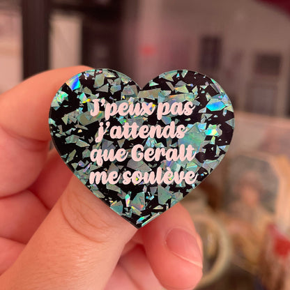 Broche "J'peux pas j'attends que Geralt me soulève" en acrylique noire avec des éclats de confettis turquoise