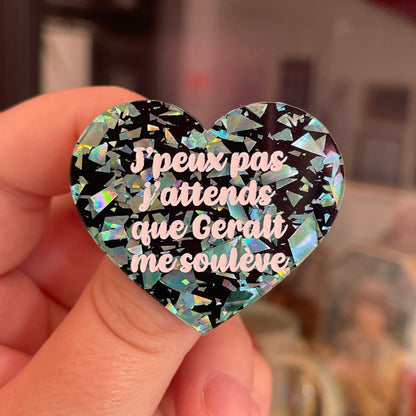 Broche "J'peux pas j'attends que Geralt me soulève" en acrylique noire avec des éclats de confettis turquoise