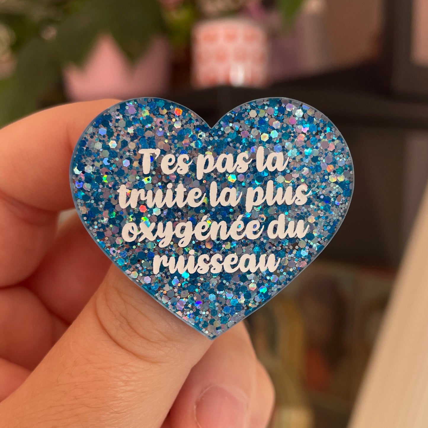 Broche "T'es pas la truite la plus oxygénée du ruisseau" en acrylique pailletée bleue et argentée