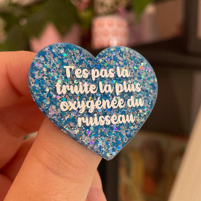 Broche "T'es pas la truite la plus oxygénée du ruisseau" en acrylique pailletée bleue et argentée