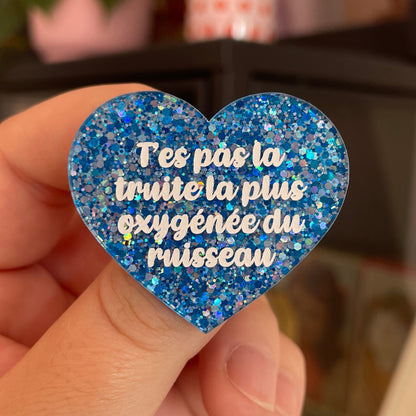 Broche "T'es pas la truite la plus oxygénée du ruisseau" en acrylique pailletée bleue et argentée