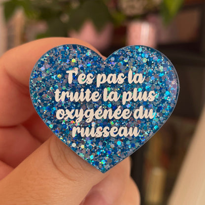 Broche "T'es pas la truite la plus oxygénée du ruisseau" en acrylique pailletée bleue et argentée