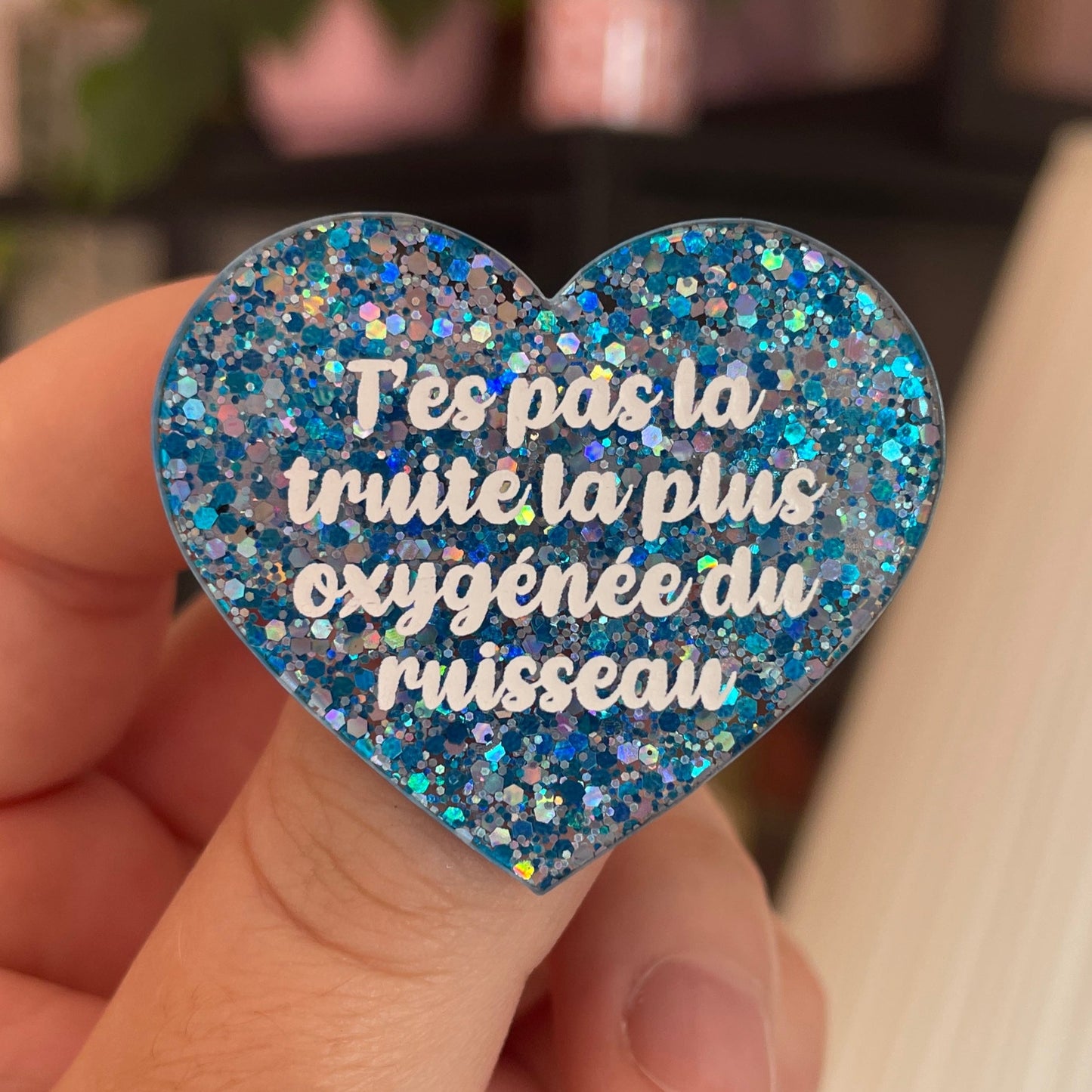 Broche "T'es pas la truite la plus oxygénée du ruisseau" en acrylique pailletée bleue et argentée