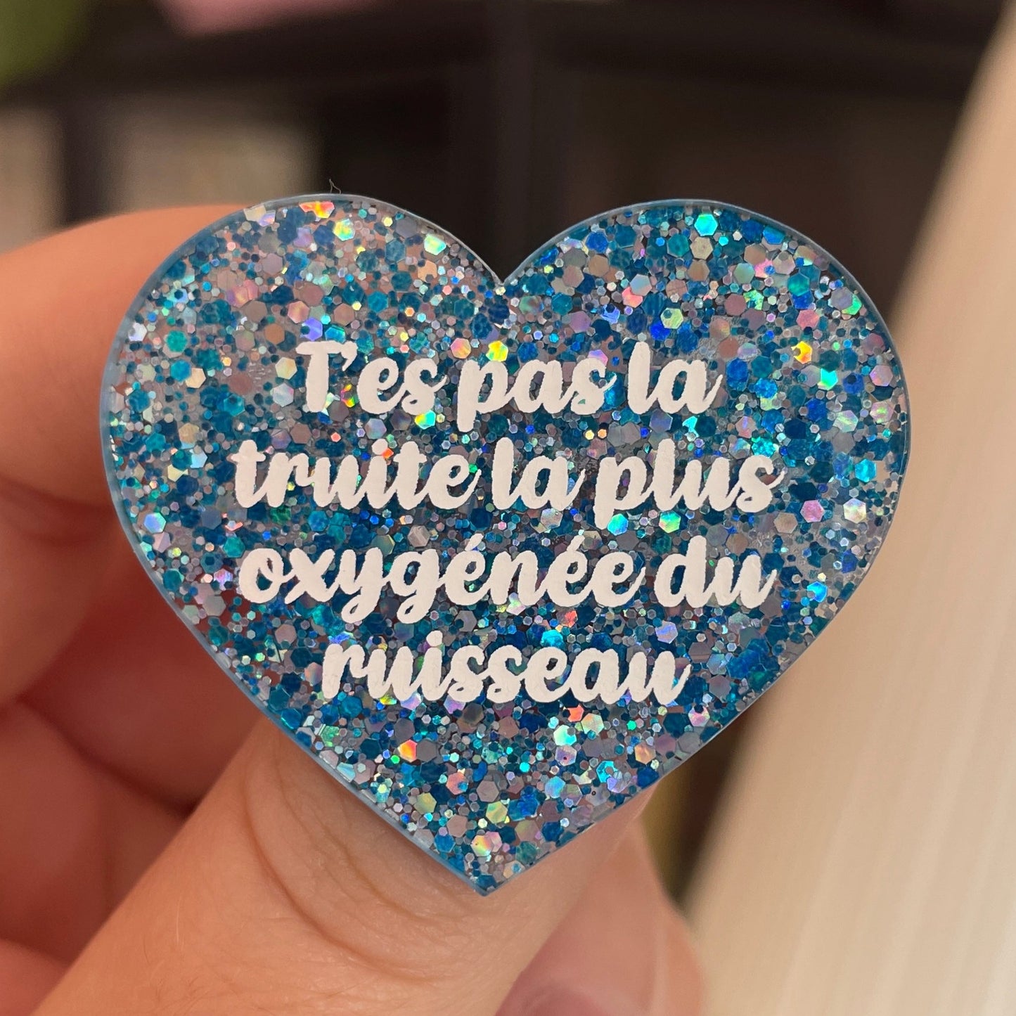 Broche "T'es pas la truite la plus oxygénée du ruisseau" en acrylique pailletée bleue et argentée
