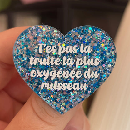 Broche "T'es pas la truite la plus oxygénée du ruisseau" en acrylique pailletée bleue et argentée