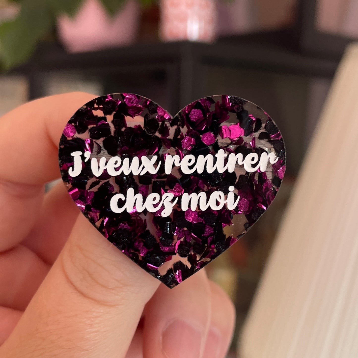 Broche "J'veux rentrer chez moi" en acrylique semi transparente avec des confettis fuchsia et noirs