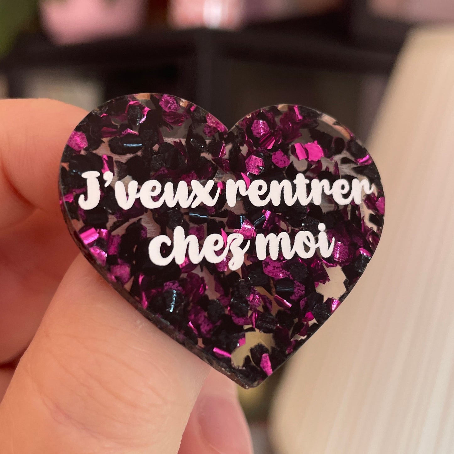 Broche "J'veux rentrer chez moi" en acrylique semi transparente avec des confettis fuchsia et noirs