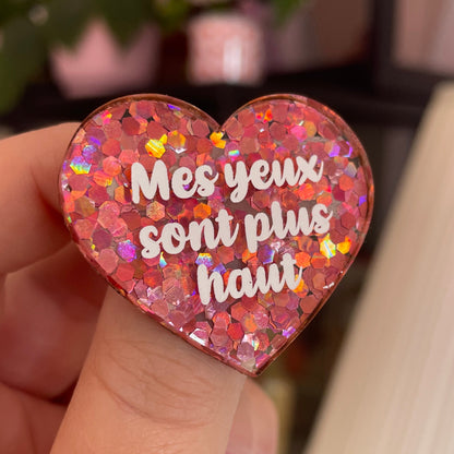 Broche "Mes yeux sont plus haut" en acrylique semi-transparente avec des confettis corail