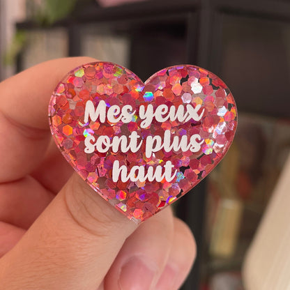 Broche "Mes yeux sont plus haut" en acrylique semi-transparente avec des confettis corail
