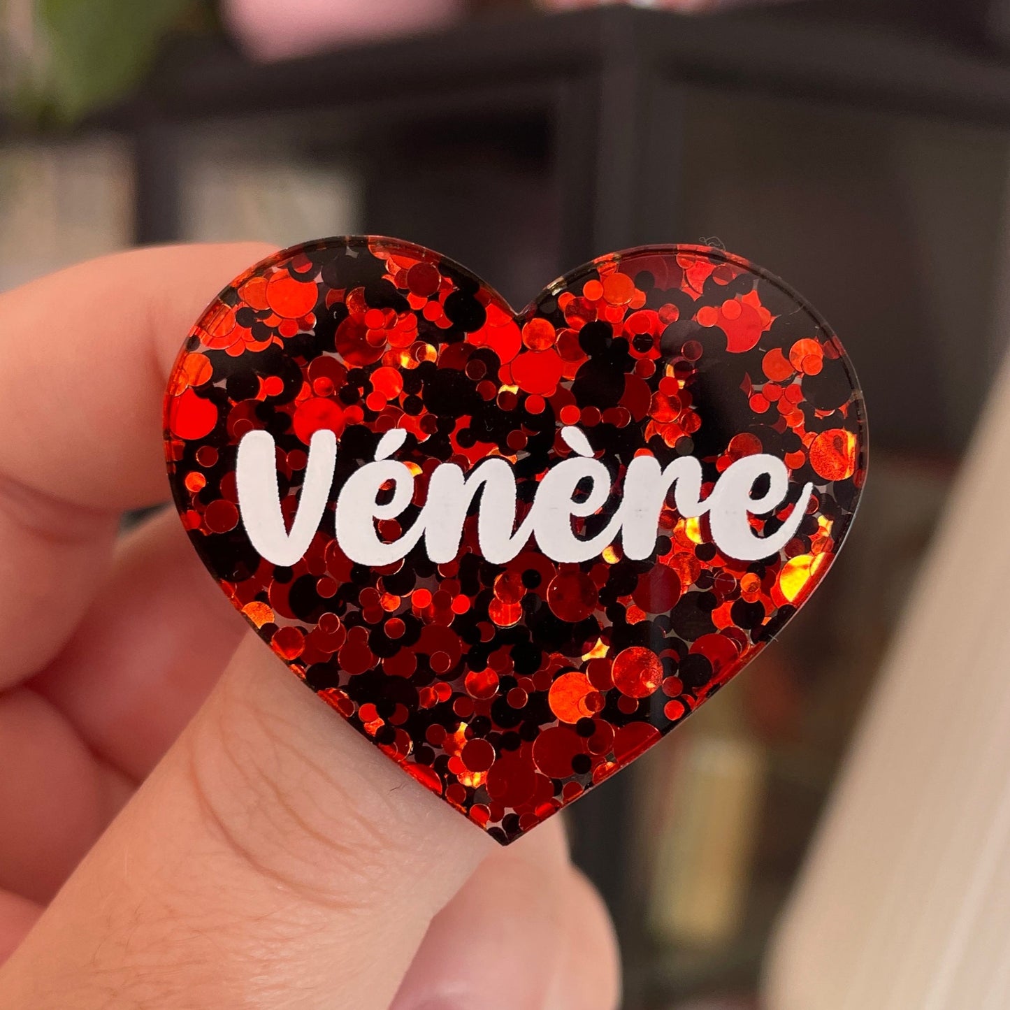 Broche "Vénère" en acrylique semi-transparente à pois rouges et noires