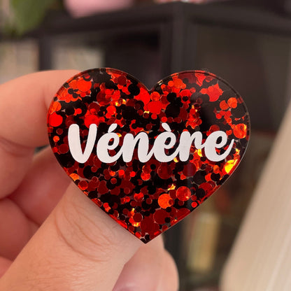 Broche "Vénère" en acrylique semi-transparente à pois rouges et noires