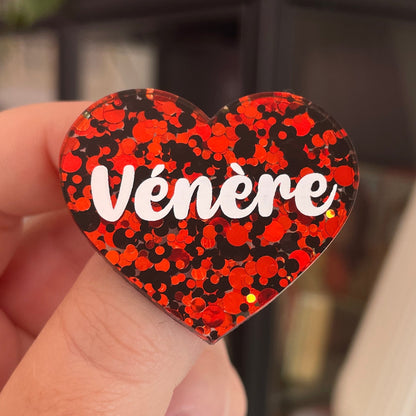Broche "Vénère" en acrylique semi-transparente à pois rouges et noires