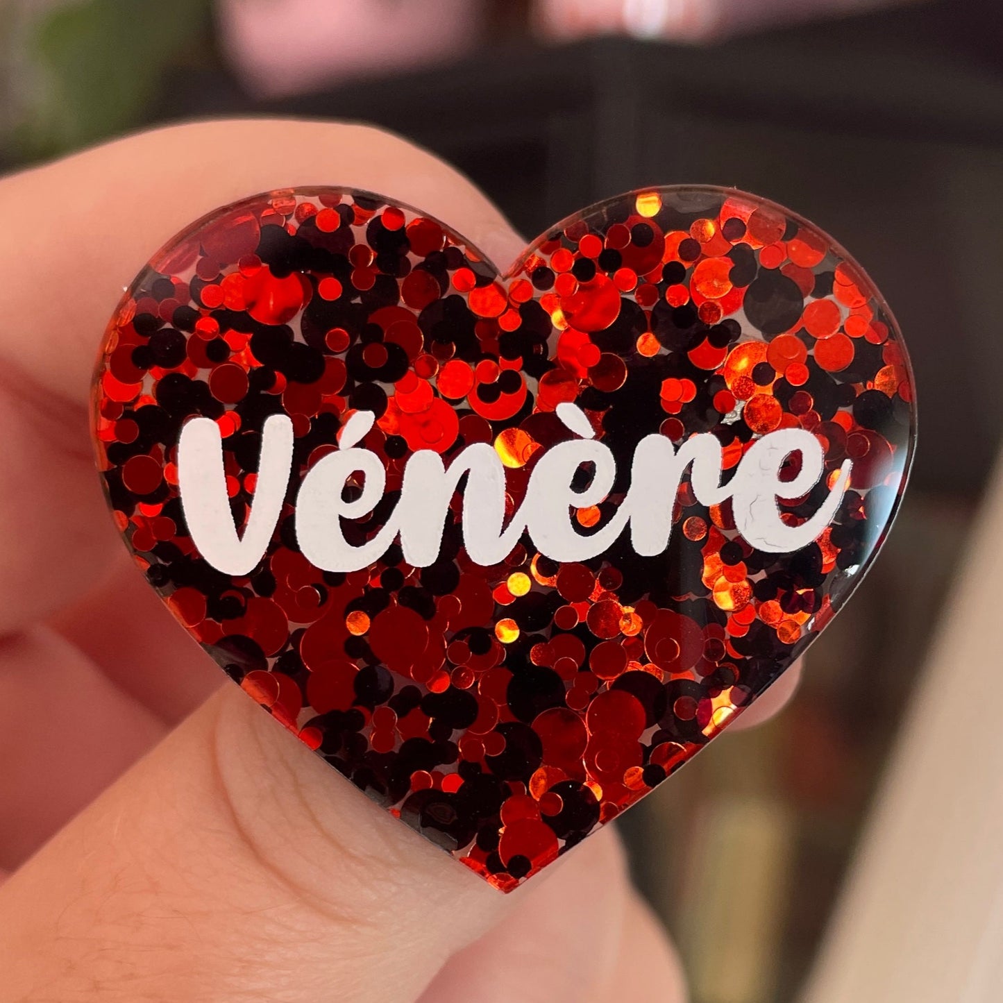 Broche "Vénère" en acrylique semi-transparente à pois rouges et noires