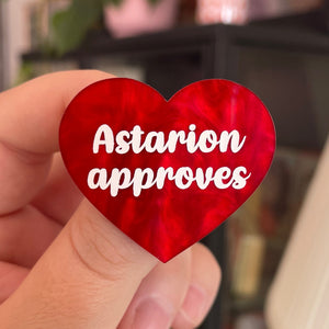 Broche "Astarion approves" en acrylique marbrée rouge