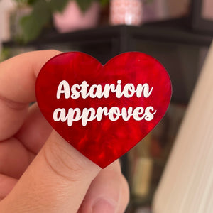 Broche "Astarion approves" en acrylique marbrée rouge