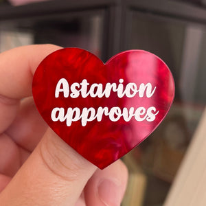 Broche "Astarion approves" en acrylique marbrée rouge